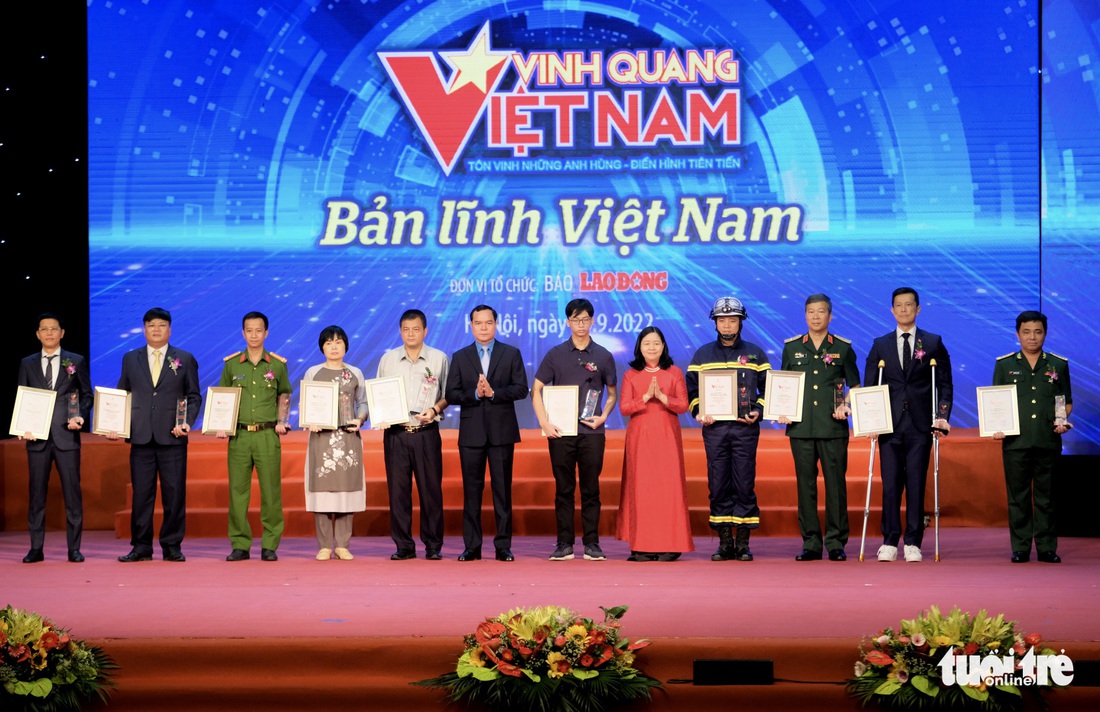 3 chiến sĩ phòng cháy chữa cháy được vinh danh trong chương trình Vinh quang Việt Nam 2022 - Ảnh 5.