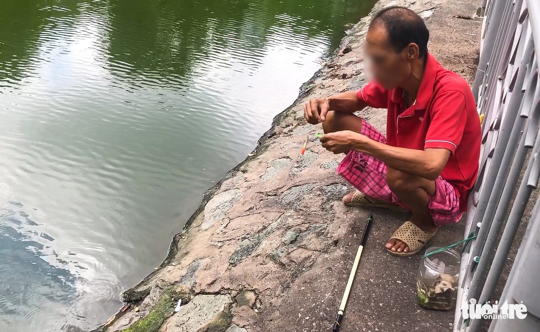 ‘Cần thủ’ thả mấy cần câu một lúc ở kênh Nhiêu Lộc - Thị Nghè, mặc kệ biển cấm - Ảnh 3.