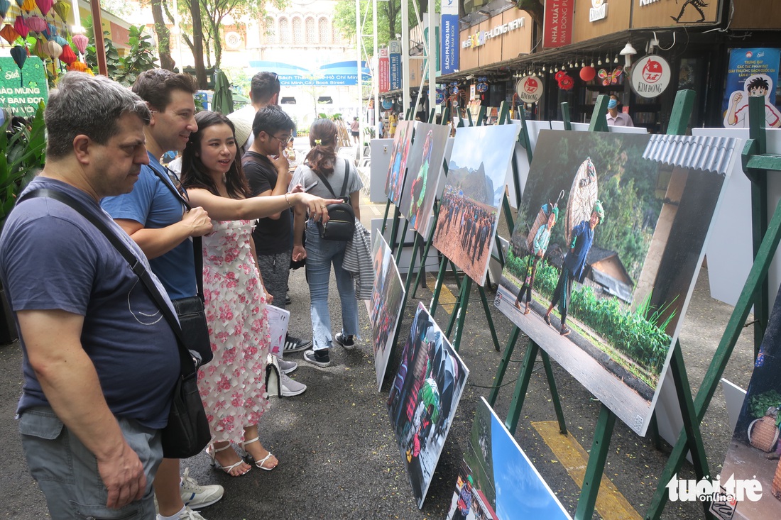 Triển lãm ảnh gây quỹ cho học sinh vùng cao nguyên đá - Ảnh 1.