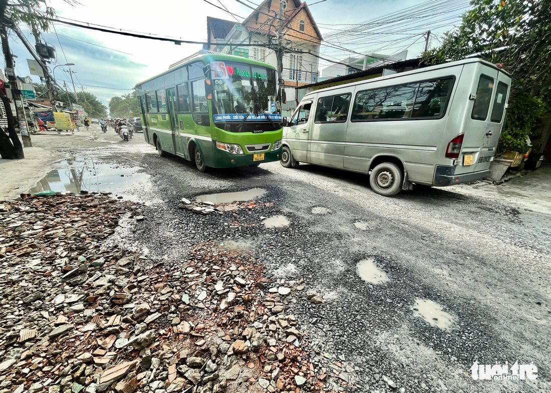 Con đường 2km ở Thủ Đức chi chít ổ gà, ổ voi, ngày nào cũng có người té ngã - Ảnh 1.