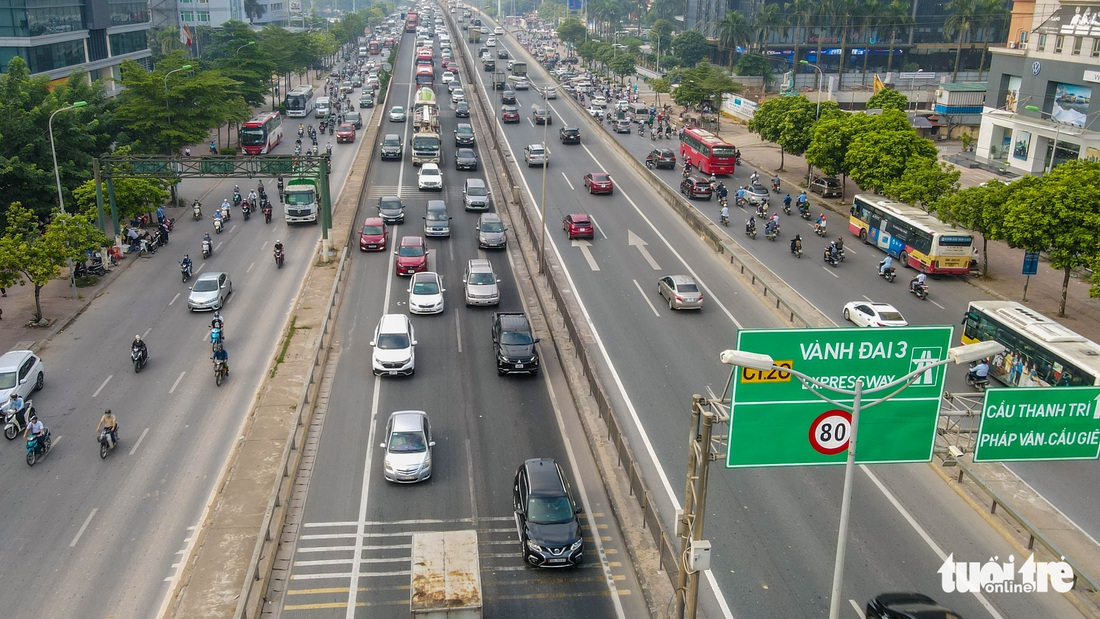 Hà Nội: Muôn vàn lý do của tài xế vi phạm khi đi vào làn dừng khẩn cấp ở vành đai 3 - Ảnh 4.