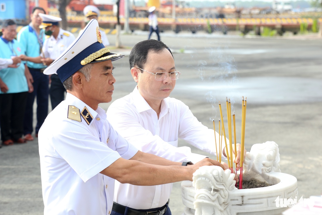 Gần 150 đại biểu TP.HCM thăm chiến sĩ và người dân các đảo Tây Nam của Tổ quốc - Ảnh 2.