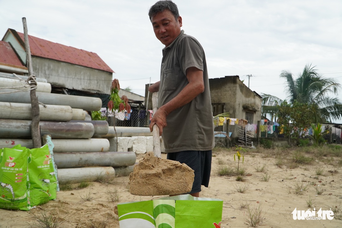 Dân ven biển Quảng Nam xúc cát, cột dây thừng chằng chống nhà cửa, hàng quán tránh bão - Ảnh 3.