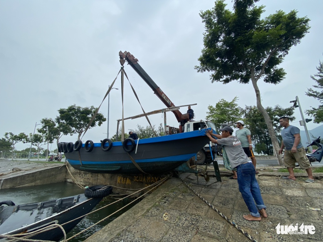 Người dân miền Trung khăn gói chạy bão số 4 - Ảnh 6.