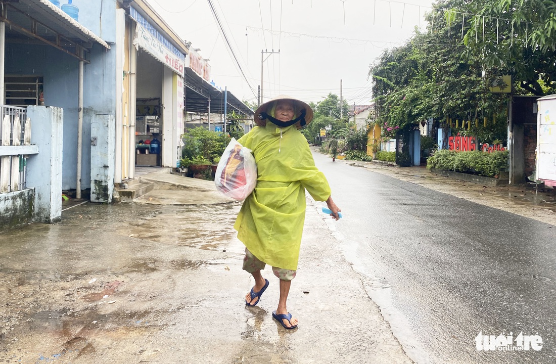 Người dân miền Trung khăn gói chạy bão số 4 - Ảnh 10.