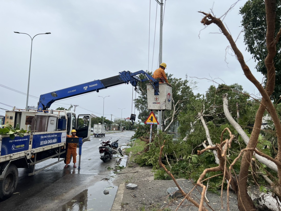 Ngành điện miền Trung căng mình khôi phục lại lưới điện ngay sau bão tan - Ảnh 5.