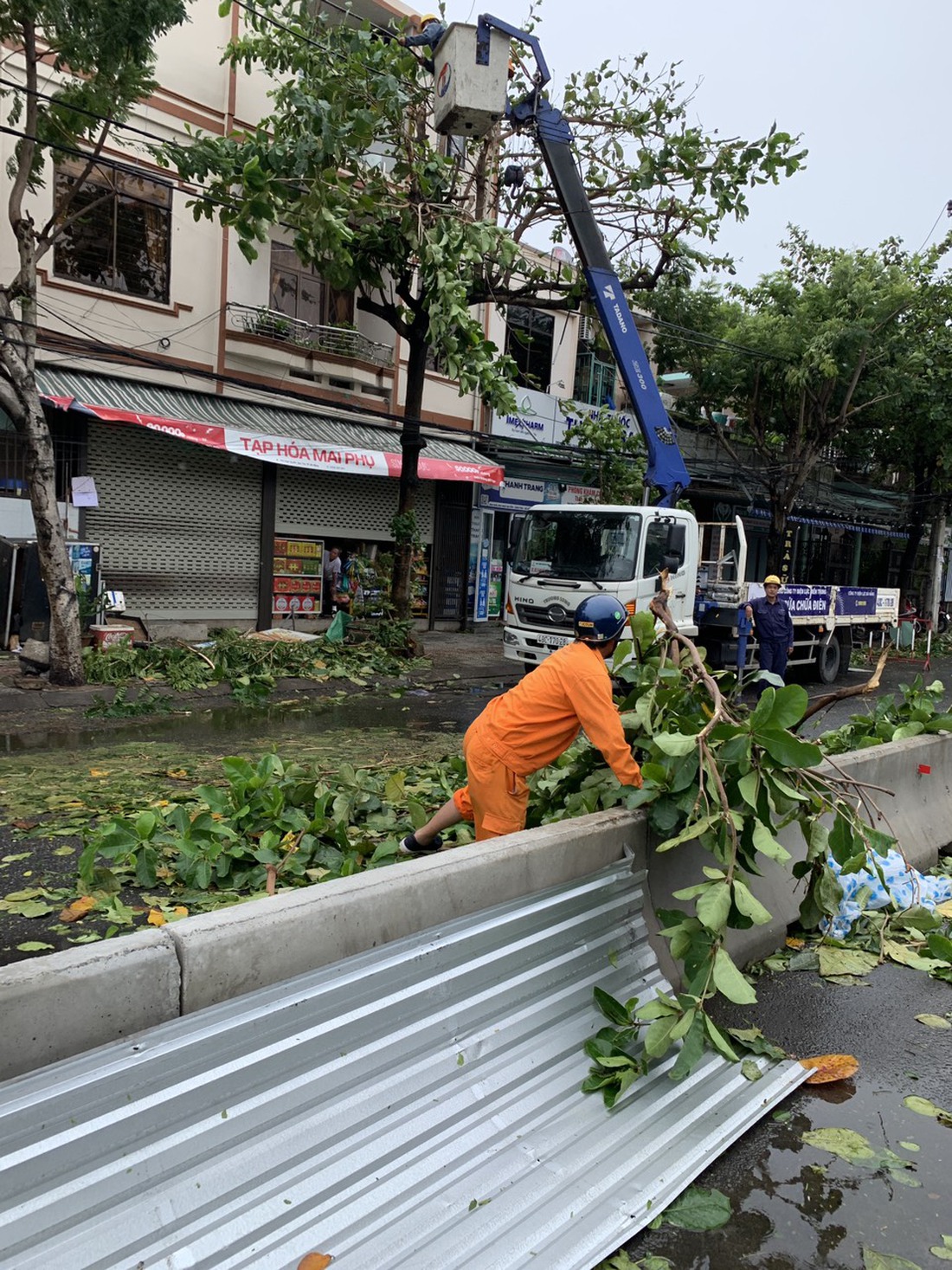 Ngành điện miền Trung căng mình khôi phục lại lưới điện ngay sau bão tan - Ảnh 6.