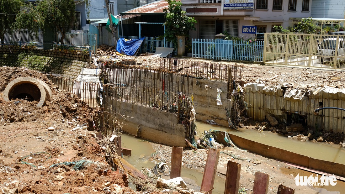 Đà Lạt bất ngờ ngập vì rác, nhà kính, bê tông - Ảnh 5.