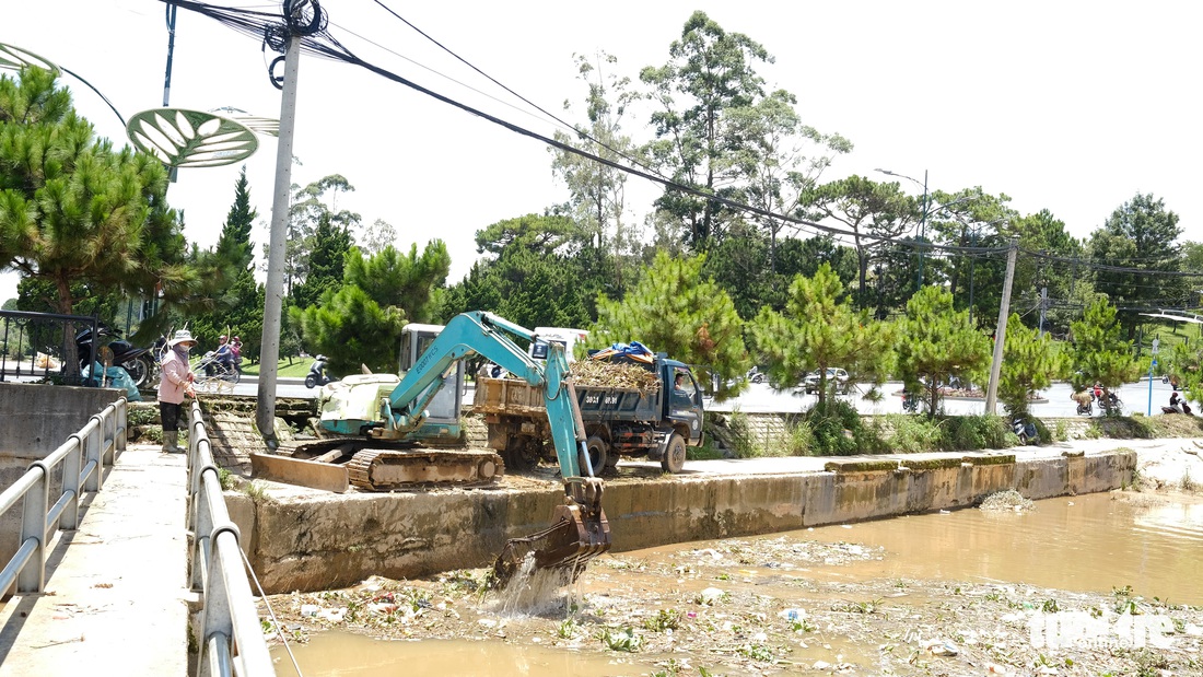 Đà Lạt bất ngờ ngập vì rác, nhà kính, bê tông - Ảnh 4.