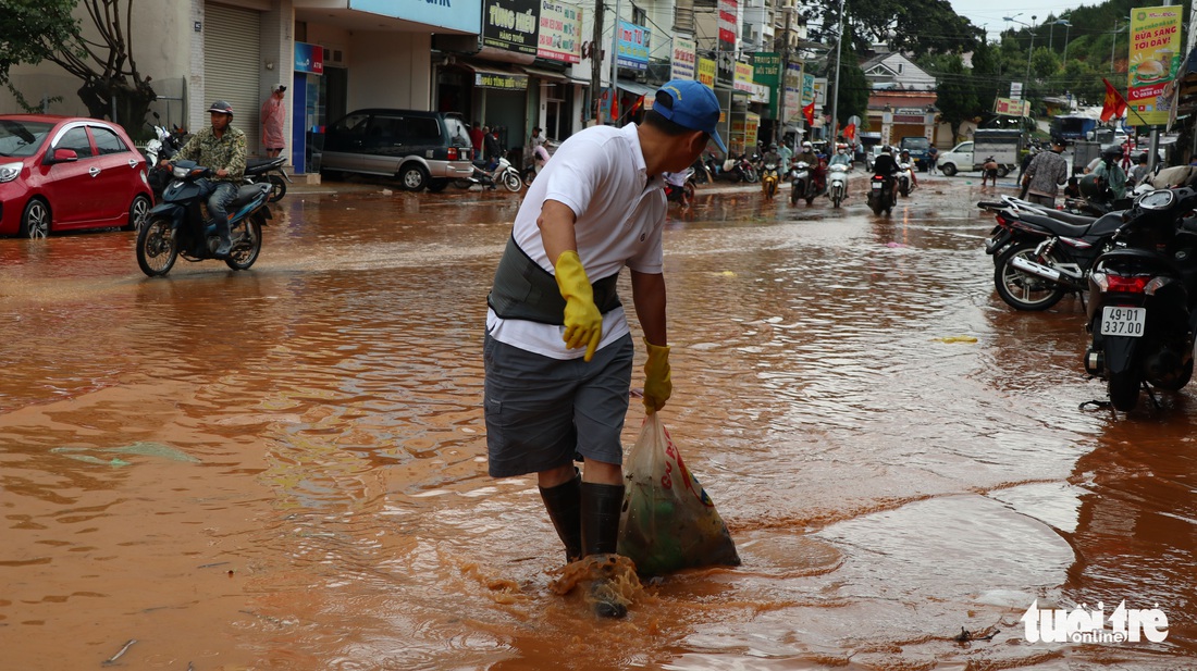 Đà Lạt bất ngờ ngập vì rác, nhà kính, bê tông - Ảnh 2.