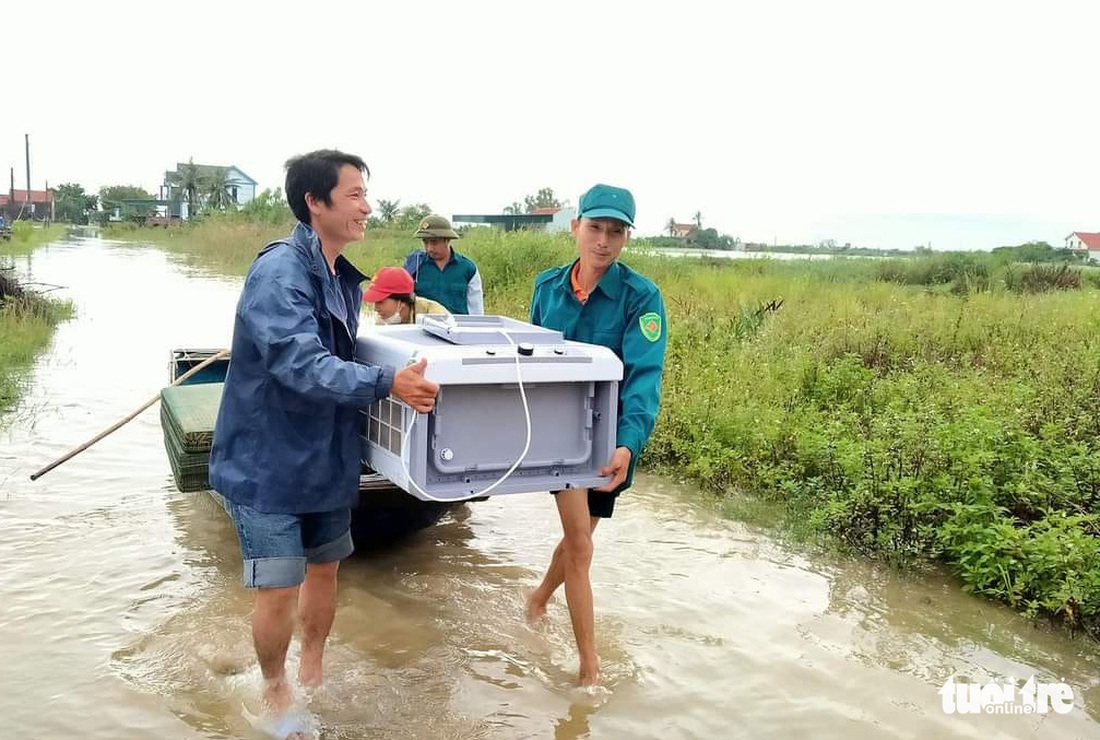 Mưa dồn dập, hàng loạt thủy điện, hồ thủy lợi xả lũ, bà con vội vã chạy lụt - Ảnh 7.