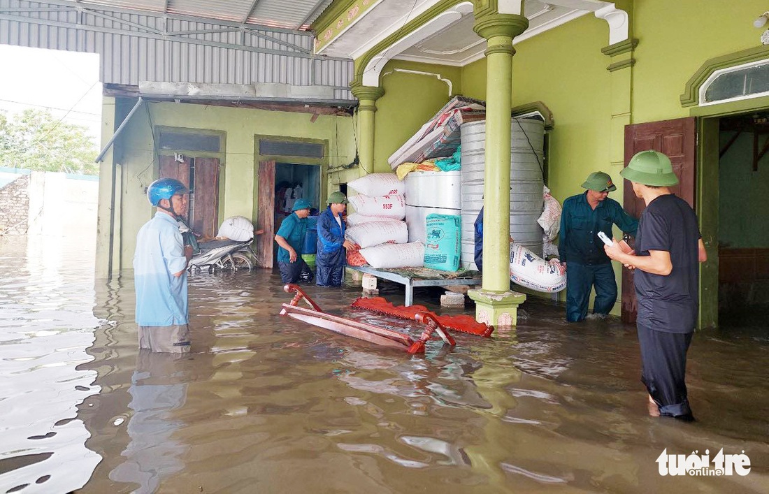 Mưa dồn dập, hàng loạt thủy điện, hồ thủy lợi xả lũ, bà con vội vã chạy lụt - Ảnh 6.