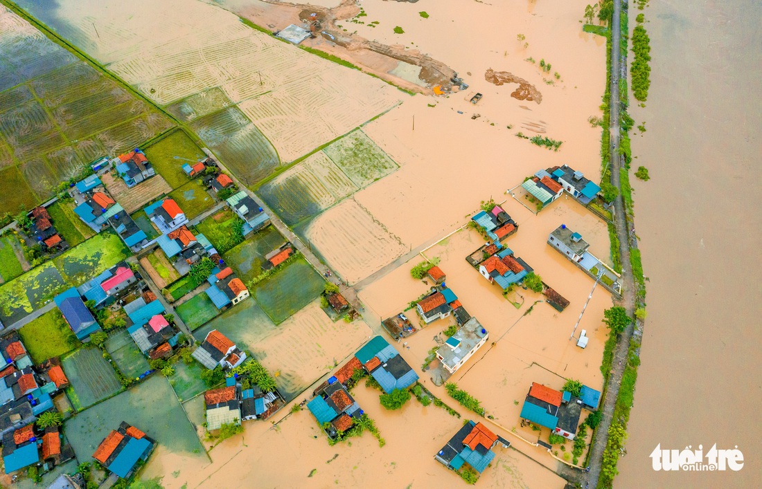 Mưa dồn dập, hàng loạt thủy điện, hồ thủy lợi xả lũ, bà con vội vã chạy lụt - Ảnh 1.