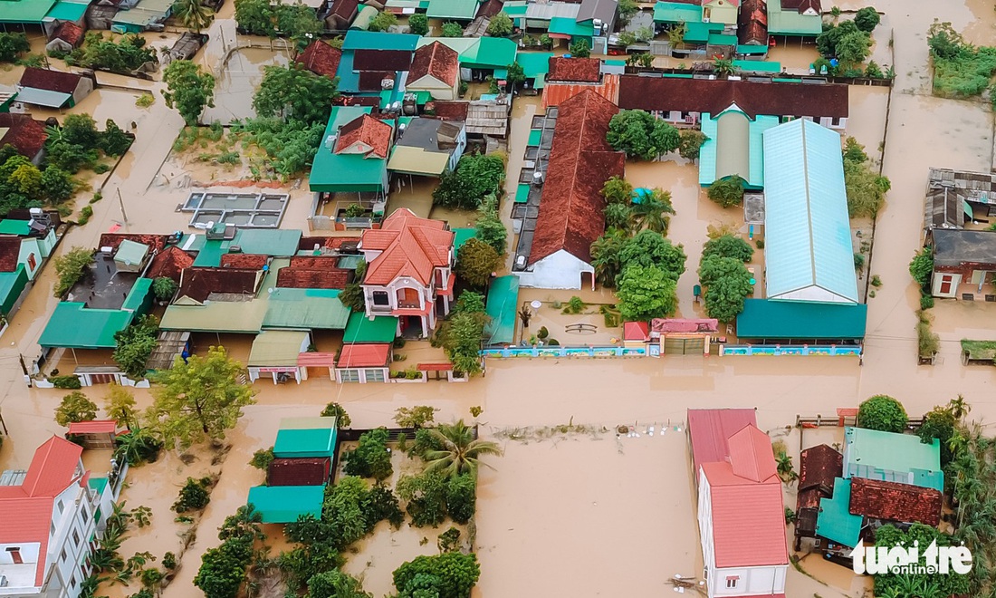 Mưa dồn dập, hàng loạt thủy điện, hồ thủy lợi xả lũ, bà con vội vã chạy lụt - Ảnh 9.