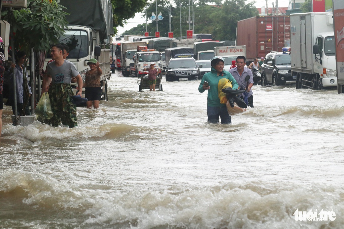 Mưa dồn dập, hàng loạt thủy điện, hồ thủy lợi xả lũ, bà con vội vã chạy lụt - Ảnh 2.