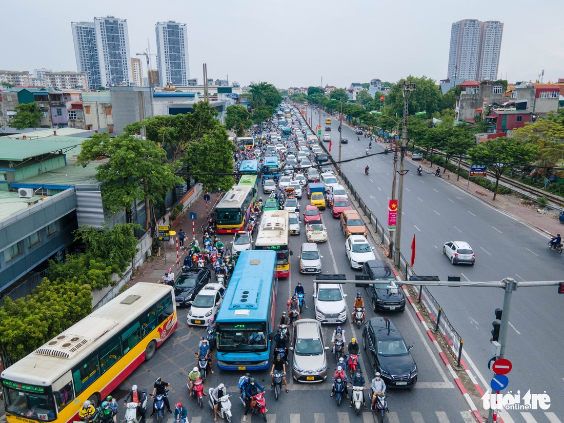 Dòng người đổ về Hà Nội, cửa ngõ phía nam ùn ứ, vành đai 3 kẹt cứng - Ảnh 3.