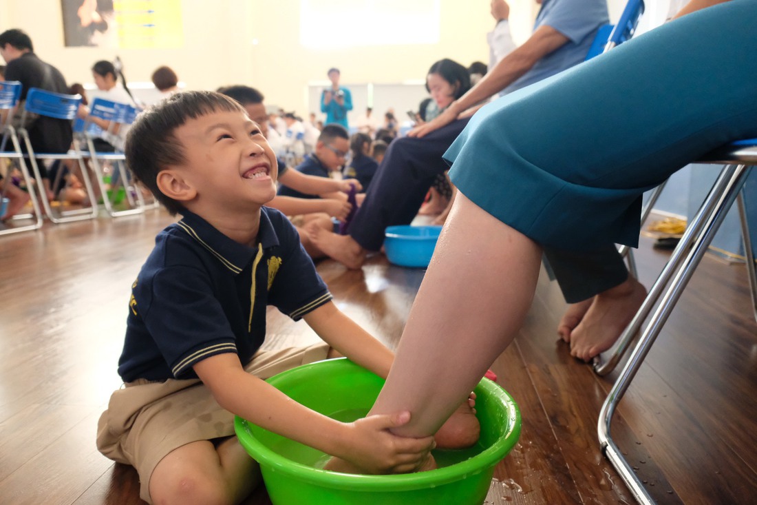 Phụ huynh bật khóc trong lễ khai giảng đặc biệt, ‘Năm học của sự biết ơn’ - Ảnh 3.