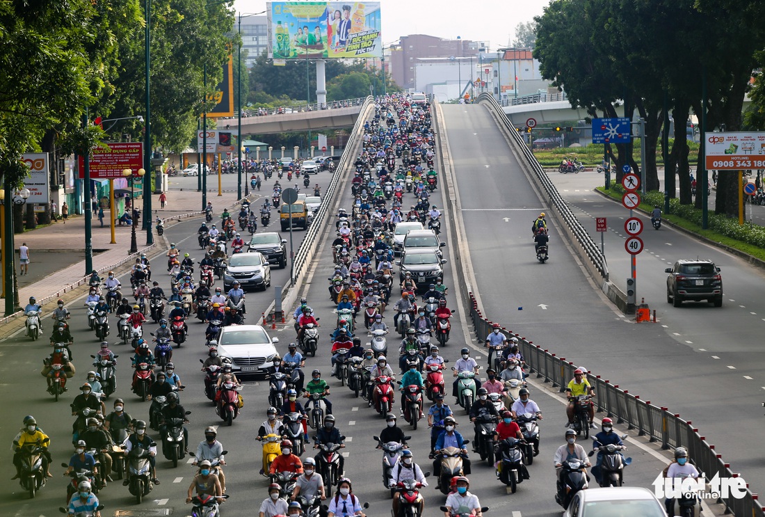 Khai giảng ngày đầu tuần, nhiều đường phố ở TP.HCM chật như nêm - Ảnh 3.