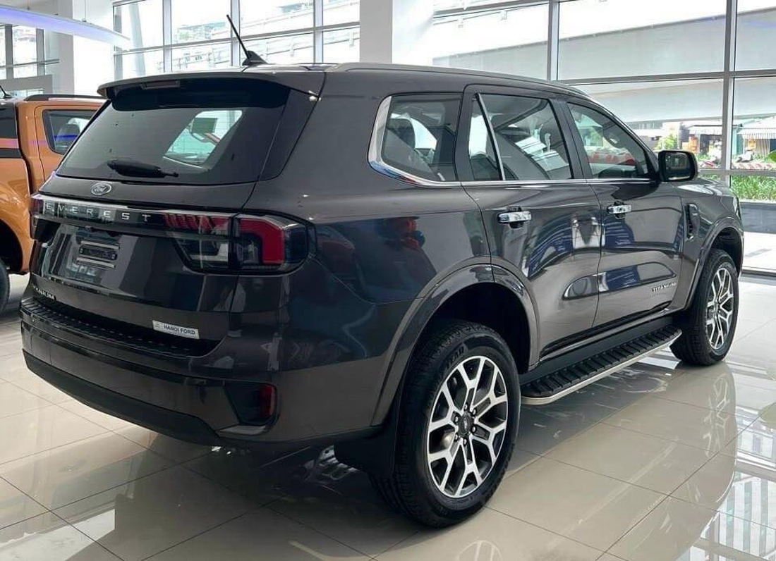 Giá Ford Everest leo thang tại đại lý: Thêm gần 200 triệu nếu mua bản cao nhất ngay tháng 9 - Ảnh 2.