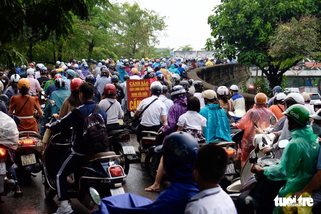 Nỗi khổ sở và ám ảnh khi ra đường của dân Hà Nội - Ảnh 6.