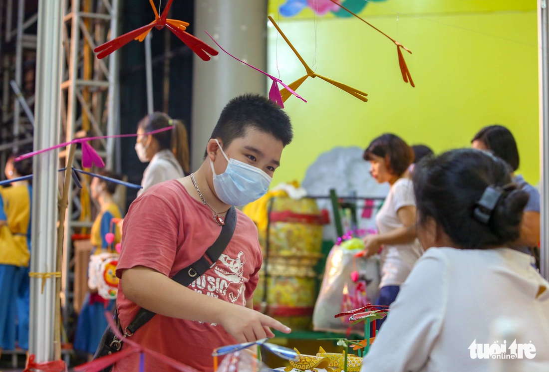 Trung thu này, ăn bánh bò, bún mắm, bánh tét giữa lòng Hà Nội - Ảnh 3.