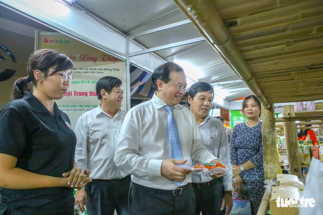 Trung thu này, ăn bánh bò, bún mắm, bánh tét giữa lòng Hà Nội - Ảnh 6.