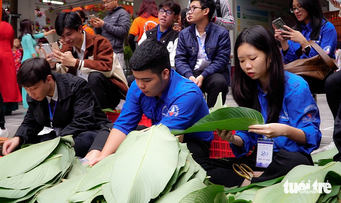 Hoa hậu Đỗ Thị Hà, Lương Kỳ Duyên gói bánh chưng cho trẻ em vùng cao - Ảnh 6.