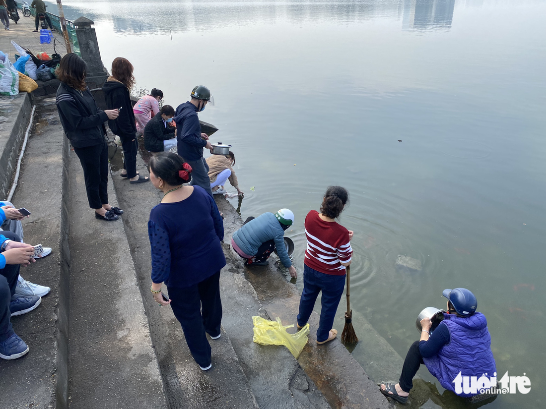 Thả cá, rải tro cúng ông Công ông Táo, bao rác kề bên vẫn ném túi ni lông xuống mặt đường - Ảnh 8.