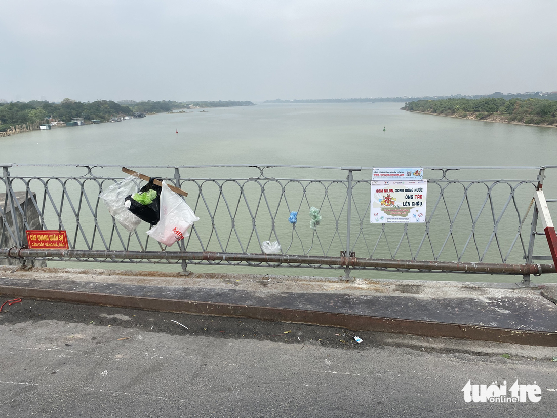 Thả cá, rải tro cúng ông Công ông Táo, bao rác kề bên vẫn ném túi ni lông xuống mặt đường - Ảnh 9.