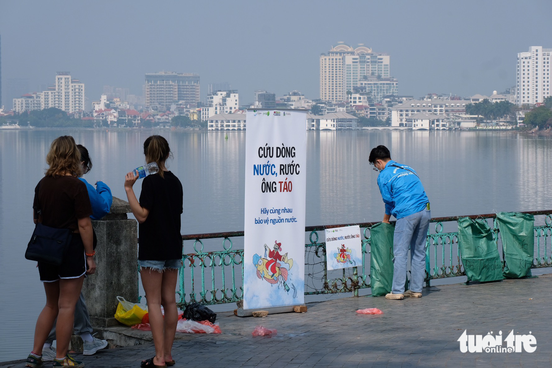 Thả cá, rải tro cúng ông Công ông Táo, bao rác kề bên vẫn ném túi ni lông xuống mặt đường - Ảnh 11.