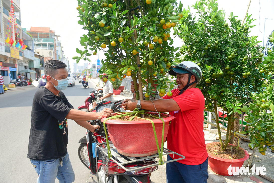 Ghe chở hoa miền Tây cập Bến Bình Đông phục vụ bà con TP.HCM chơi Tết - Ảnh 2.