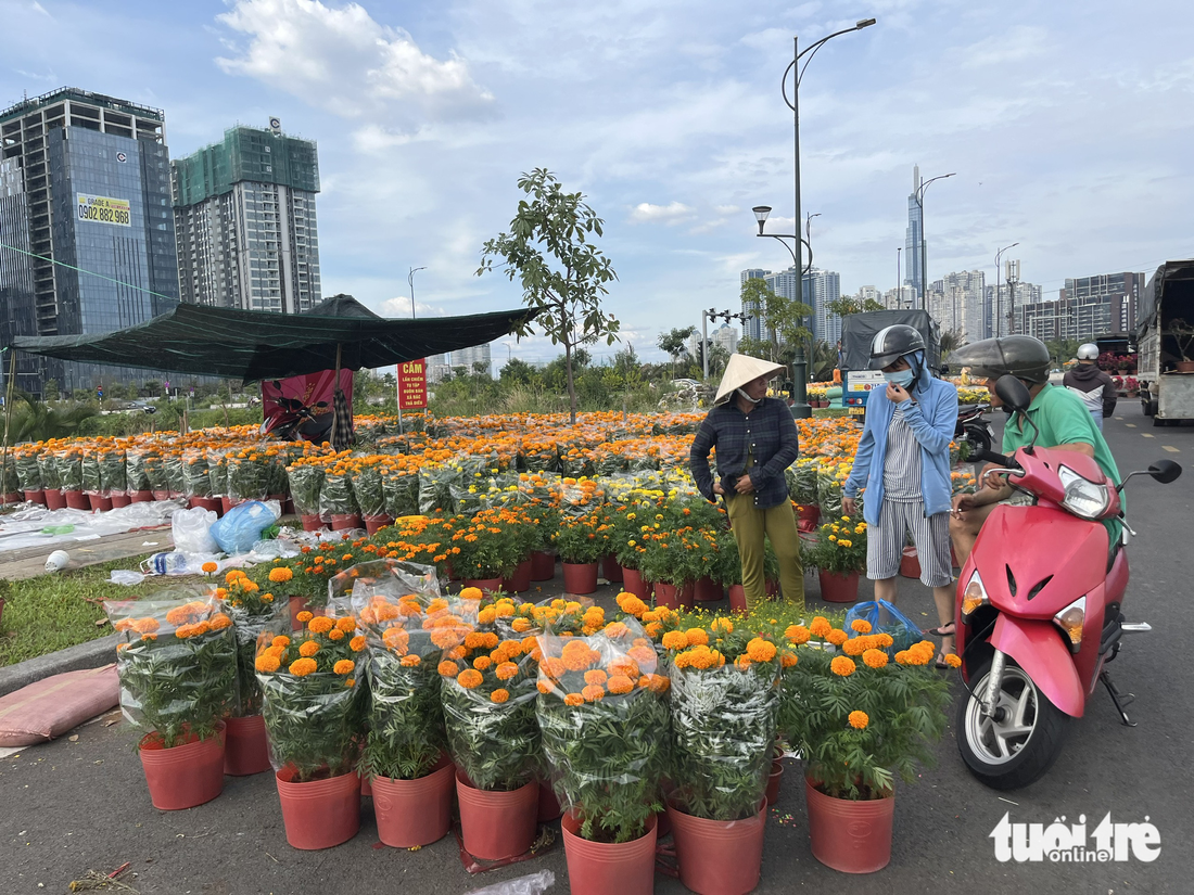 Chợ hoa Tết đóng cửa, người bán ráng vớt vát cú chót - Ảnh 4.