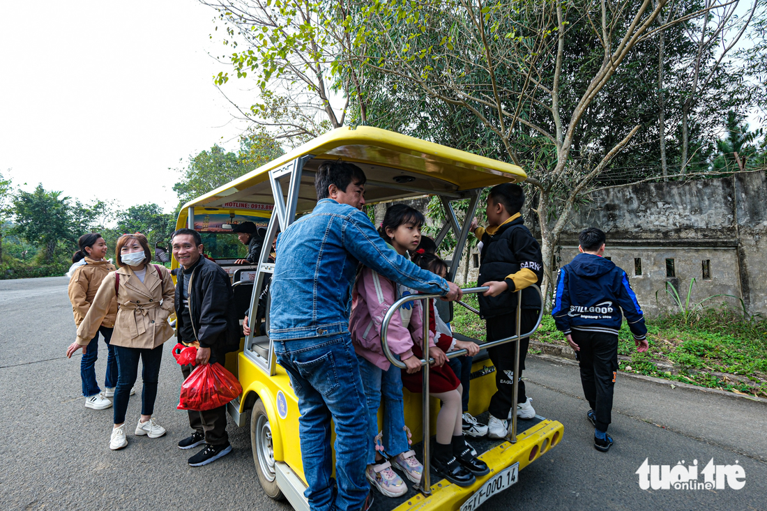 Nắng đẹp, biển người đổ về chùa Tam Chúc, Bái Đính - Ảnh 6.