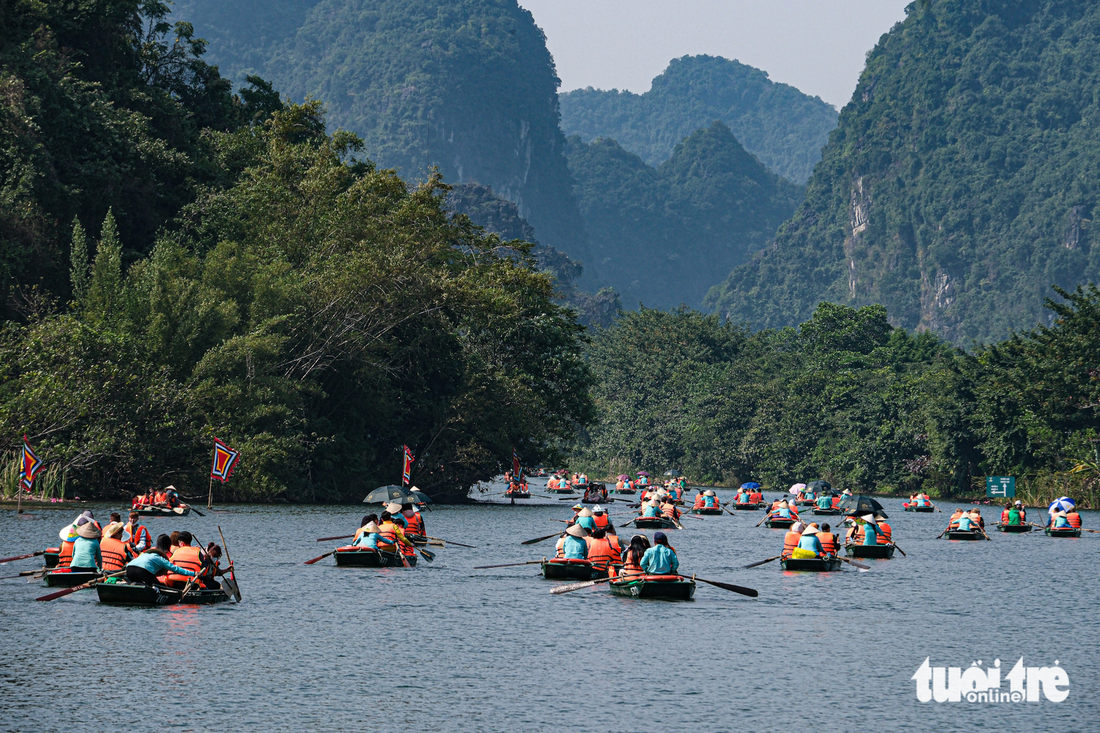 Nắng đẹp, biển người đổ về chùa Tam Chúc, Bái Đính - Ảnh 17.