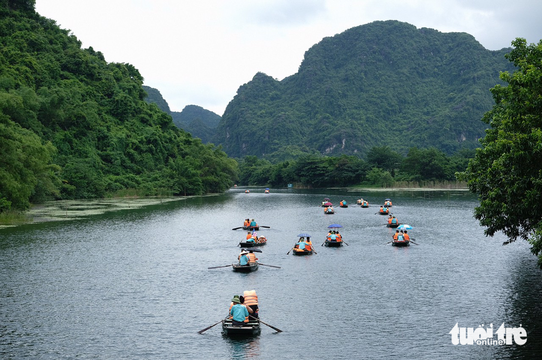 Ninh Bình khẳng định không có chuyện du khách mắc kẹt đến 12h đêm ở Tràng An - Ảnh 1.