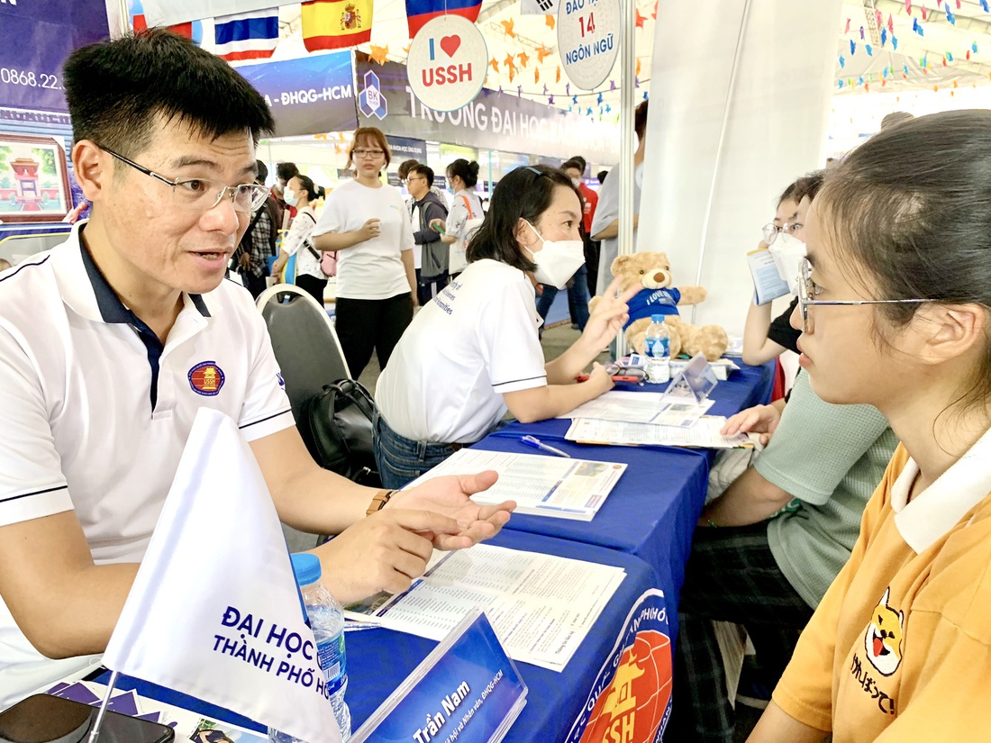 Học sinh nghe tư vấn trong ngày hội tư vấn xét tuyển 2022 do báo Tuổi Trẻ tổ chức - Ảnh: TR.H.