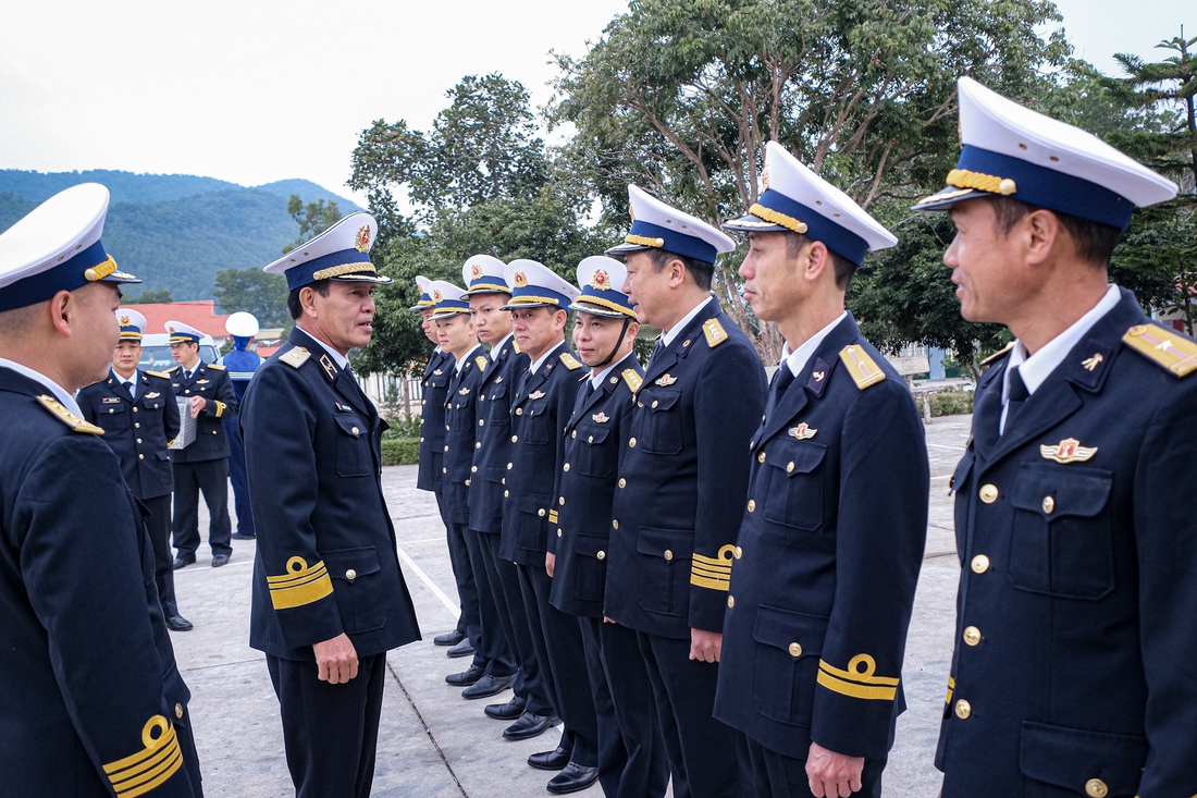 Bộ tư lệnh Vùng 1 hải quân thăm, chúc Tết sớm các đảo tiền tiêu Đông Bắc - Ảnh 2.