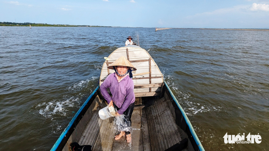 Vợ chồng ông Trần Tường dong ghe ra khu đầm phá để thả lừ