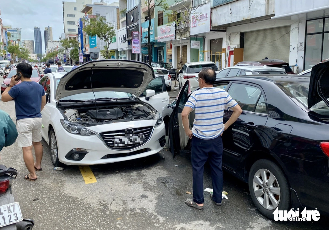 Hàng trăm xe chết máy nằm la liệt trên đường Lê Duẩn, Đà Nẵng vì tài xế không kịp xử lý tình huống trong đêm mưa lớn gây ngập tuyến đường này - Ảnh: TRƯỜNG TRUNG