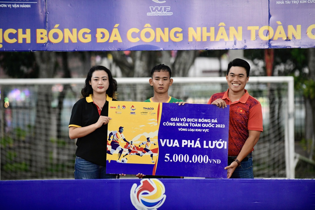 Trần Thanh Phong (Công đoàn An Giang) nhận danh hiệu &quot;Vua phá lưới&quot; - Ảnh: QUANG ĐỊNH