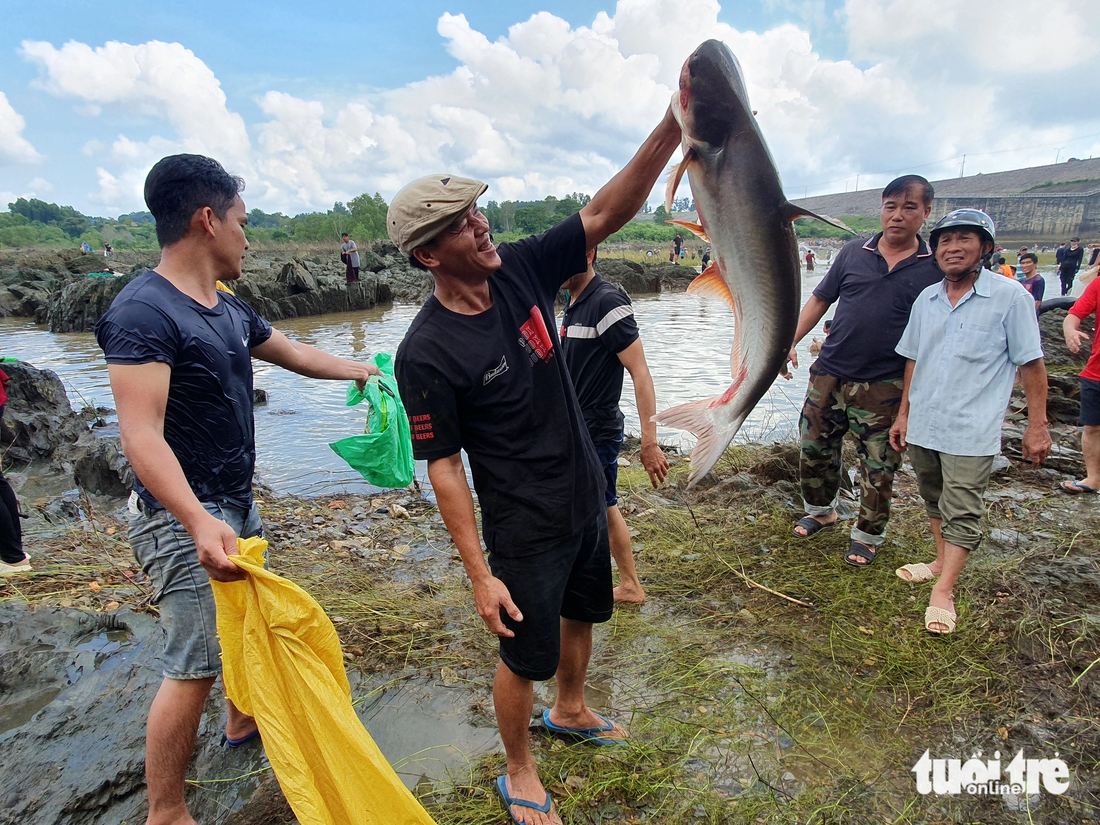 Mặc dù lượng cá giảm nhiều so với mọi năm, có người bắt được cá, có người không nhưng ai nấy cũng đều rất vui vẻ