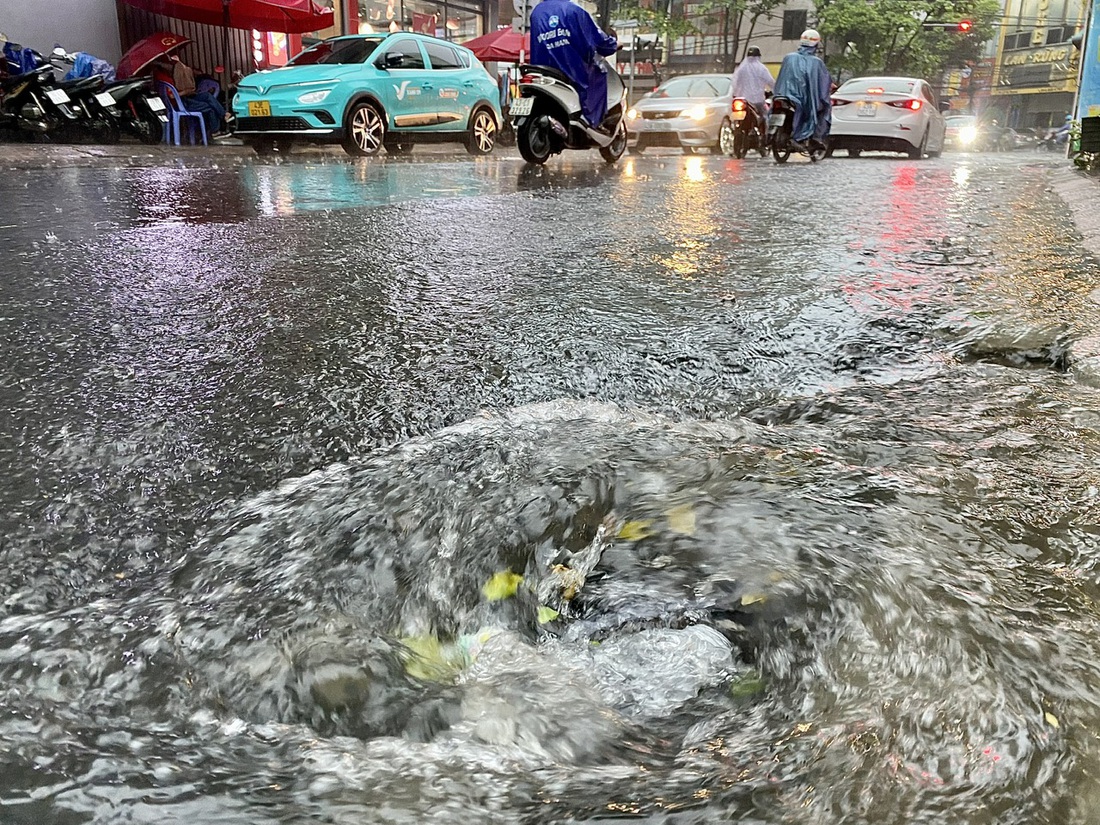 Đà Nẵng đã tiến hành khơi thông cống rãnh vào tháng trước để chống ngập nhưng nhiều người vẫn rất lo lắng.