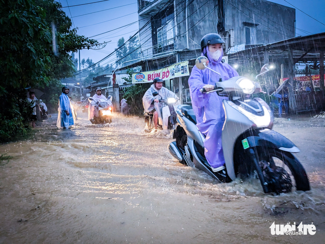 Dòng xe vất vả lao qua điểm ngập trên đường Nam Cao nối dài, quận Liên Chiểu - Ảnh: TẤN LỰC