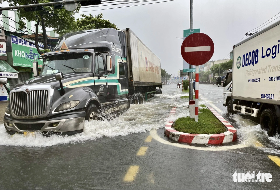 Đường Tôn Đức Thắng ngập sâu ở nhiều đoạn trong hôm nay. Các phương tiện đã được cảnh báo hạn chế đi lại - Ảnh: TRƯỜNG TRUNG