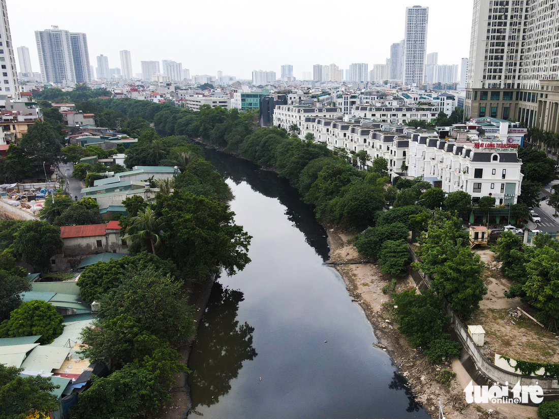 Dòng nước sông Nhuệ đen kịt chảy qua địa bàn quận Hà Đông (Hà Nội)