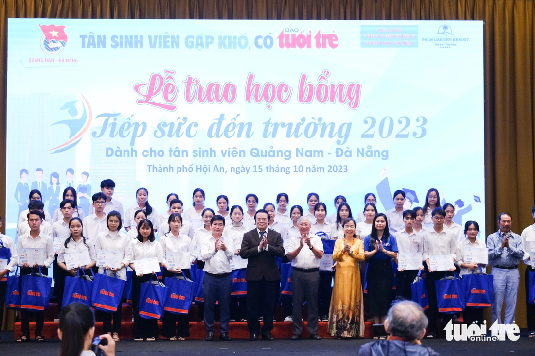 Tân sinh viên nhận học bổng Tiếp sức đến trường 2023 chụp ảnh lưu niệm cùng ban tổ chức, các đại biểu, nhà tài trợ - Ảnh: TẤN LỰC