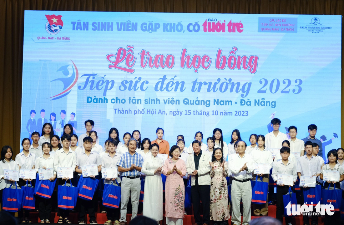 Tân sinh viên nhận học bổng Tiếp sức đến trường 2023 chụp ảnh lưu niệm cùng ban tổ chức, các đại biểu, nhà tài trợ - Ảnh: TẤN LỰC