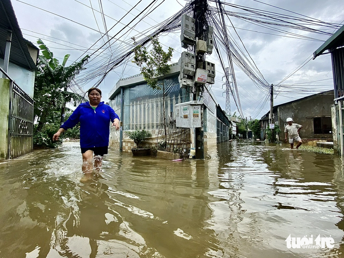 Trong nhiều khu kiệt hẻm vùng rốn lũ, nước vẫn còn lênh láng - Ảnh: TRƯỜNG TRUNG