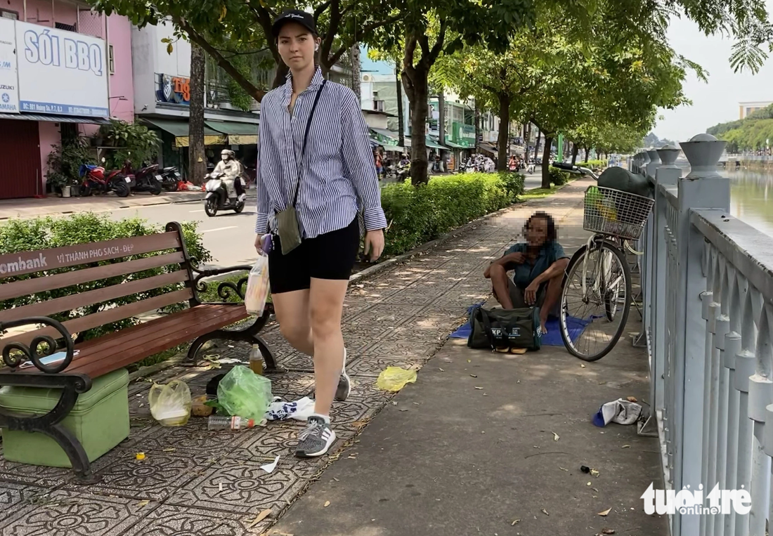 Túi đựng đồ ăn bị bỏ lại vương vãi trên lối đi bộ dọc kênh Nhiêu Lộc - Thị Nghè - Ảnh: TIẾN QUỐC