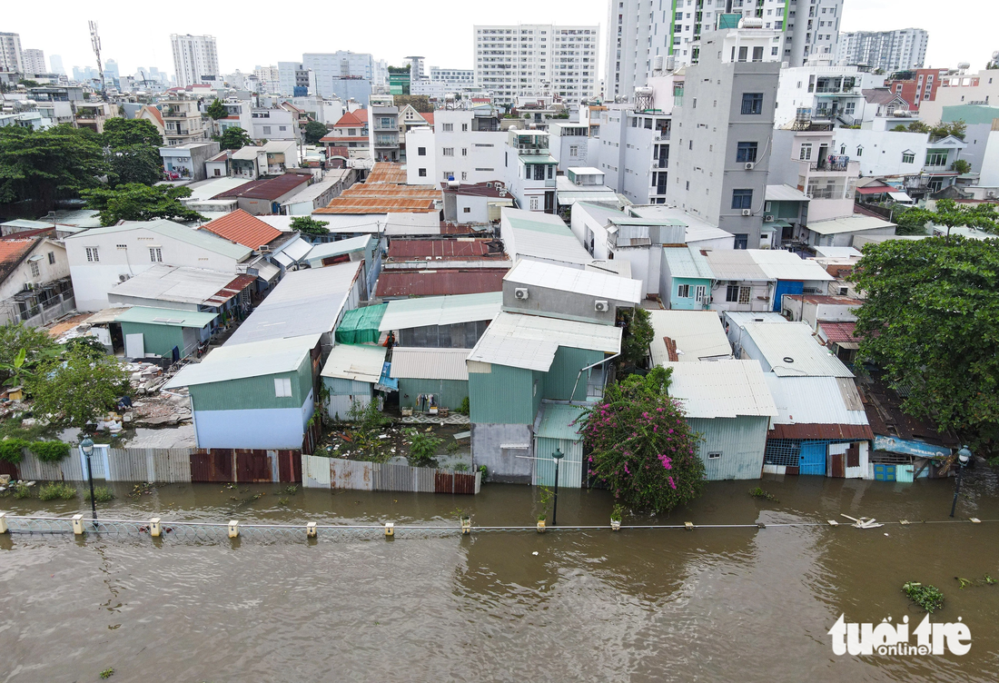 Triều cường tiến sâu vào khu dân cư, các cột kè cũng bị nhấn chìm trong nước. Ghi nhận chiều 15-10 tại kè Thanh Đa, phường 25, quận Bình Thạnh